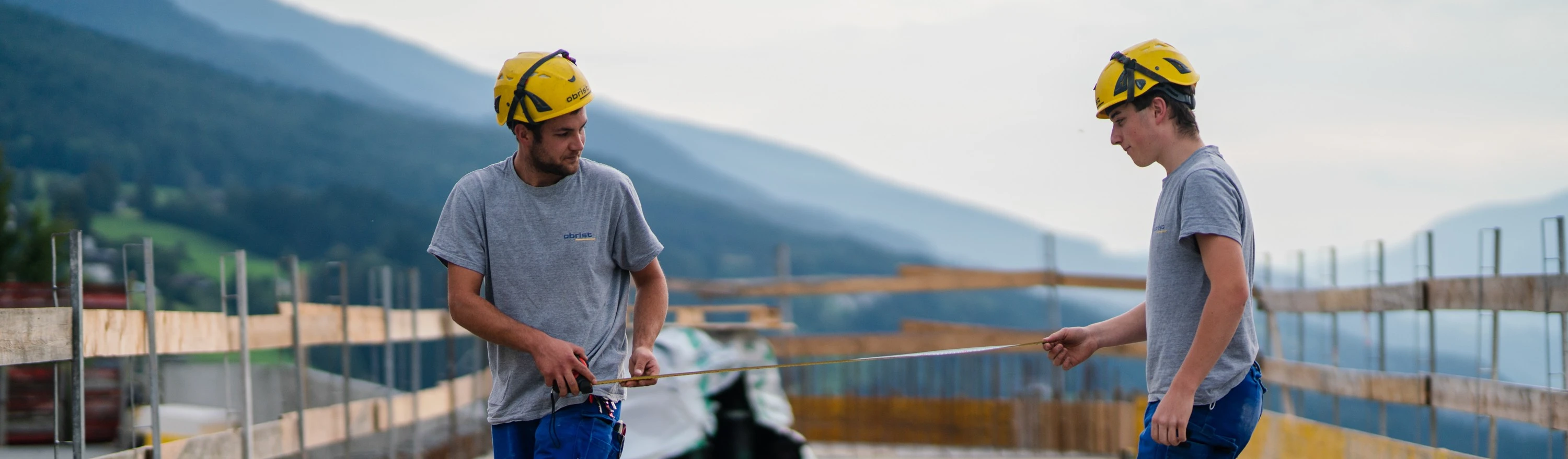 Team Obrist: Kolleginnen und Kollegen auf dem Firmengelände